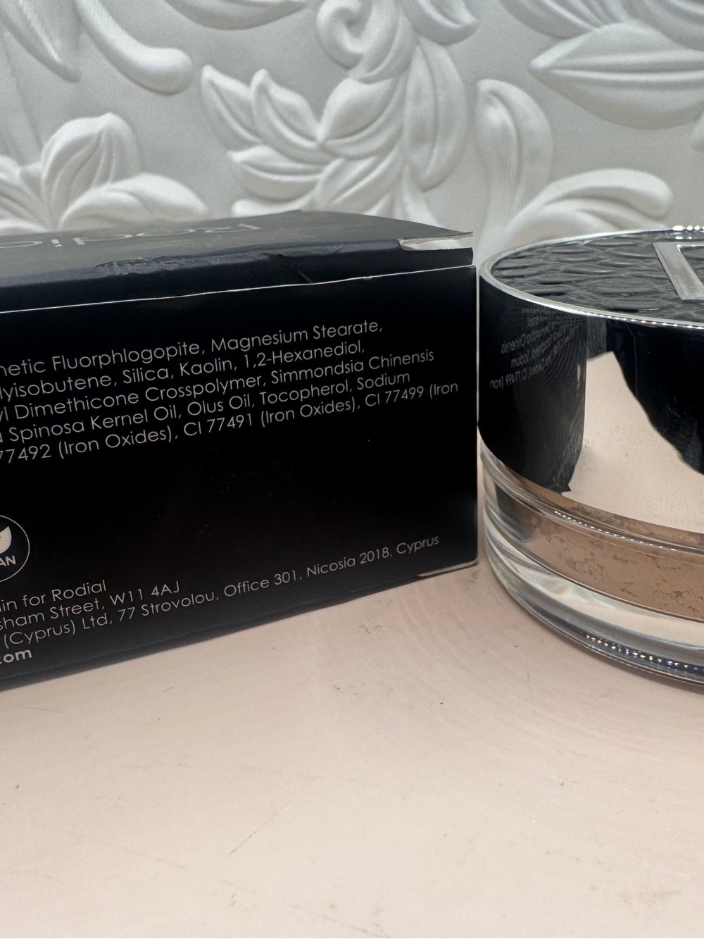 Rodial glass powder loose blurring powder .28oz - Picture 6 of 7